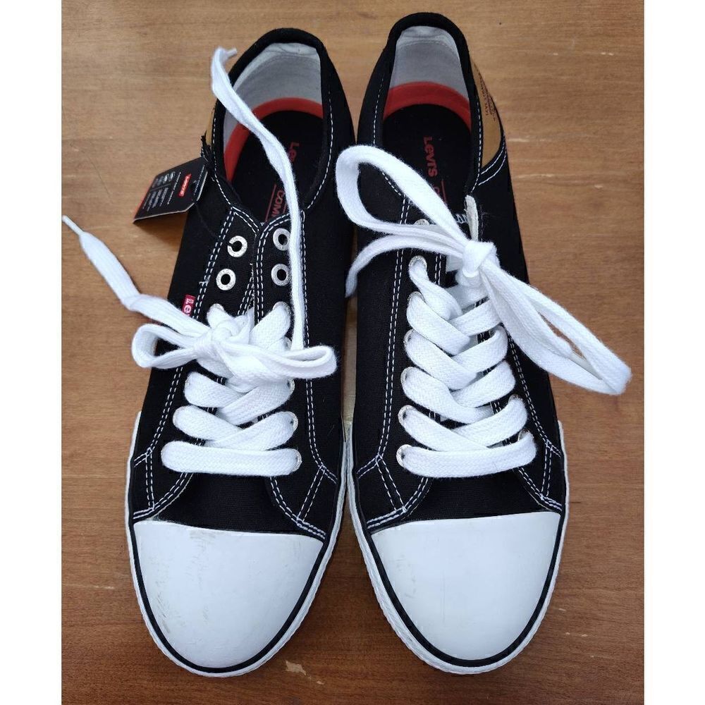 NWT Levi's Shoes STAN BUCK.  Women US 11.